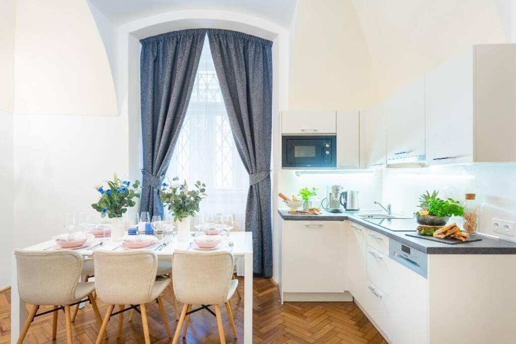 Rose Apartments / Romantic & Cozy / City Center Praga Exterior foto